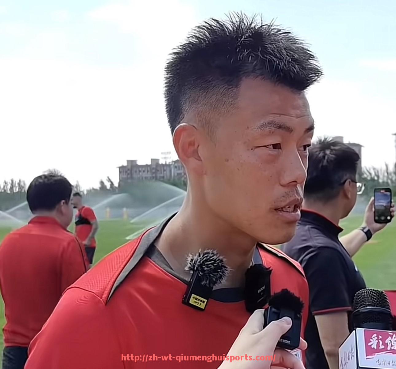 球盟会官网-与多名英超球员私下交往的轶事及媒体报道